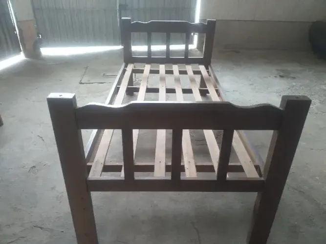 Vende-se uma lindq cama de soltreiro usado em ótimo estado de conservação .