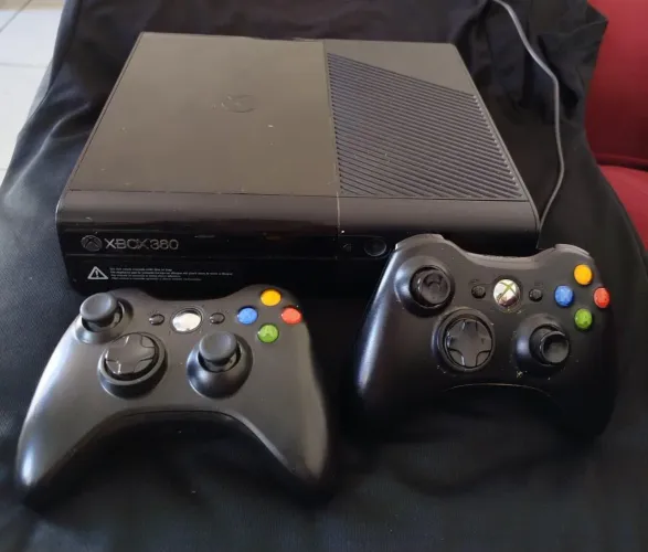 XBOX360? DESBLOQUEADO COM TODOS OS JOGOS?, 2 CONTROLES ?,CABOS DE CONECTIVIDADE ?