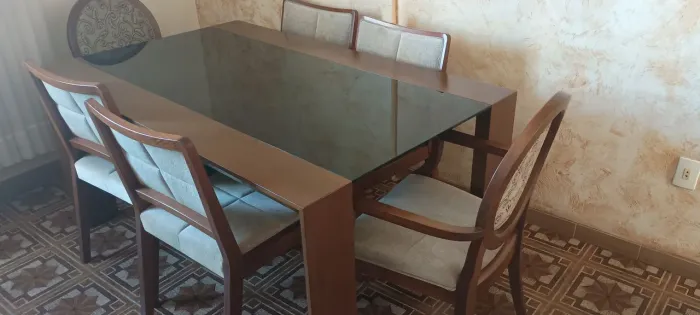 Linda mesa de jantar em madeira com tampo de vidro e seis cadeiras