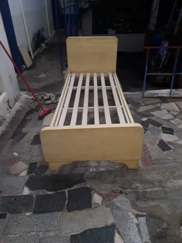 Linda cama de solteiro, design antigo, excelente preço. Em perfeito estado.
