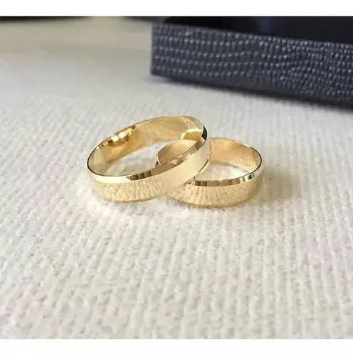 Par de Alianças Semi Joias Promoção 70 reais ja na caixinha de veludo .