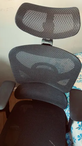 Cadeira de Escritório Comfy Aryan Tela Mesh Preta, 2 Braço 4D e Assento Deslizante -