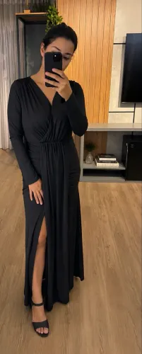 Vestido preto elegante de festa