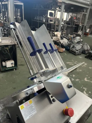 Máquina de fatiar Gural automática, praticamente nova 