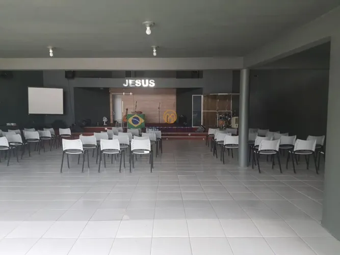 Prédio comercial atualmente sendo usado para uma ampla ingreja.