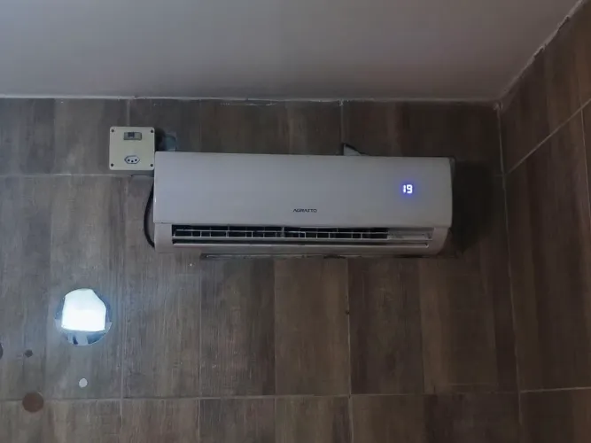 Ar condicionado 9 mil BTUs funcionando perfeitamente.