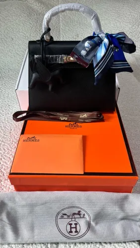 Bolsa Hermès em Couro Preto - Alça de Mão + Ferragens Douradas