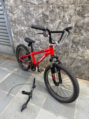 Bike Trek Infantil com marcha e suspensão 