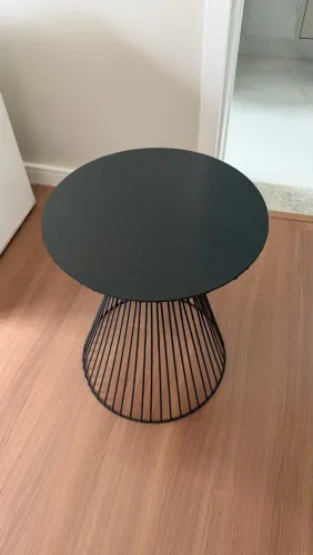 Mesa Lateral de Design em Metal Preto - Moderna