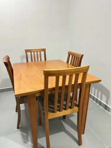 Mesa de madeira maciça + 4 cadeiras ? conjunto completo