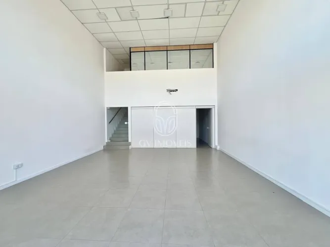 Sala Comercial Térrea para Locação, 93m² privativos com mezanino, Bairro Vila Operária, It