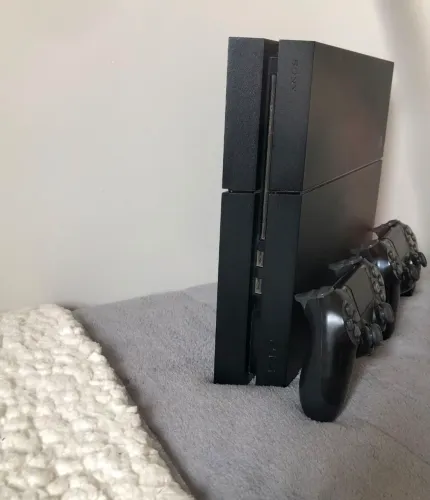 Playstation 4 FAT usado, 234 controles e um jogo .