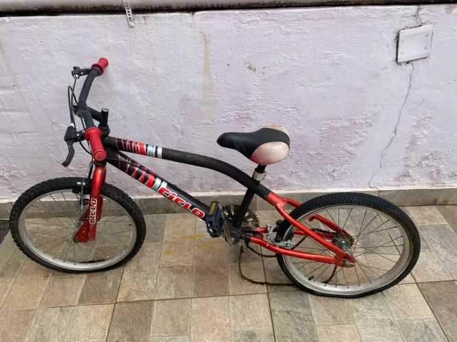 Bicicleta média pra criança precisa arrumar corrente e encher pneu