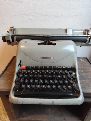 Máquina de escrever Olivetti - Lexikon 8