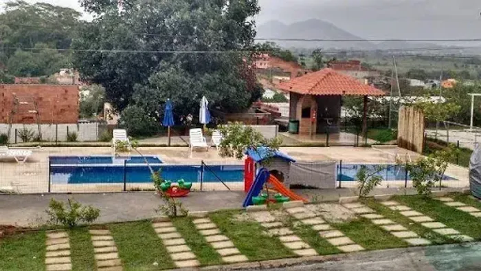 Apartamentos para locação na Virgem Santa em Macaé/RJ, 02 Quartos, 1 Vaga, Armários, Total