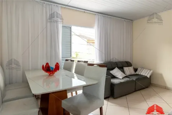Sobrado na Mooca, dividido em 03 casas, contendo 5 dormitórios total, 02 lavanderias, 03 b