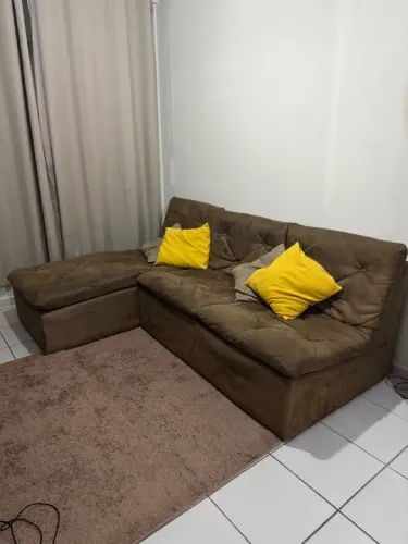 Sofá de Canto Marrom com 4 almofadas