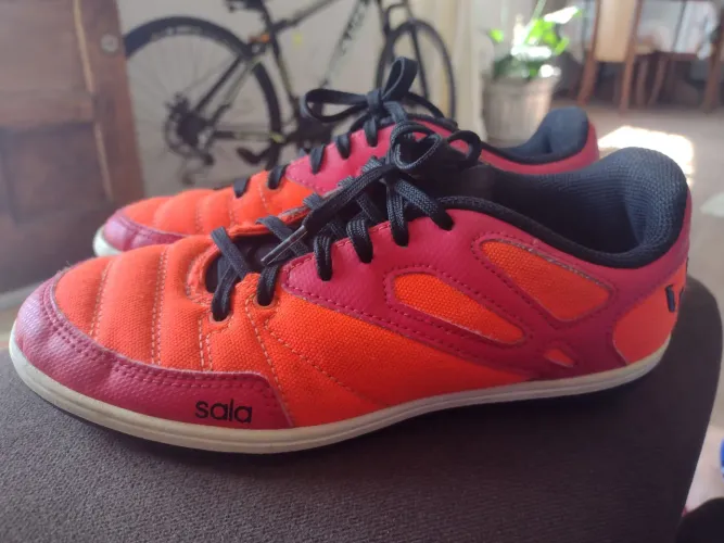 Chuteira Adidas número 32.