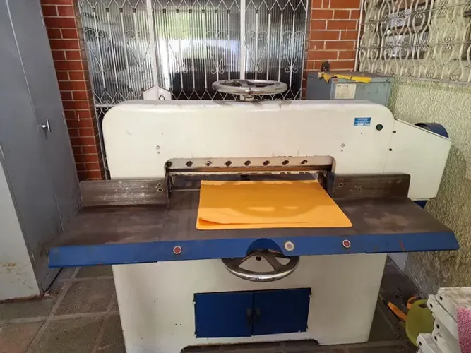 Guilhotina para papel (gráfica) 80cm de boca, marva MELMAQ, funcionando perfeitamente