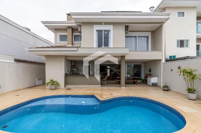 CASA À VENDA EM CONDOMÍNIO FECHADO EM VALINHOS COM 4 SUÍTES.