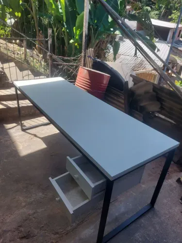 Mesa reta com gaveta