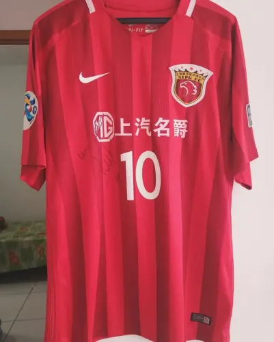 Camisa do Shanghai SIPG autografada pelo Hulk