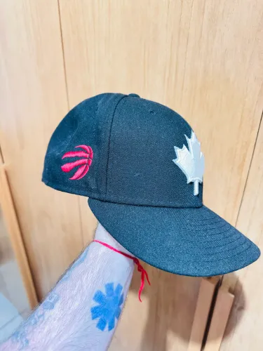 Boné New Era 9Fifty (950) Toronto Raptors ESTADO DE NOVO.