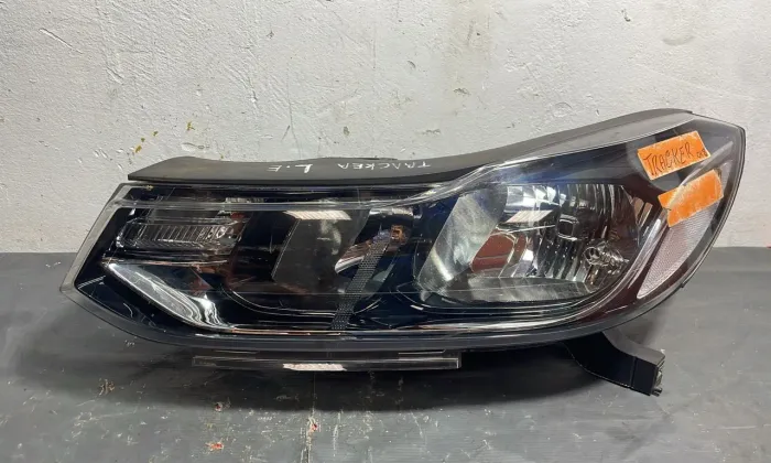 Farol GM tracker 17/19 lado esquerdo