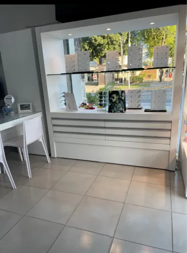 Balcão Expositor Moderno Branco com vidro e 6 gavetas