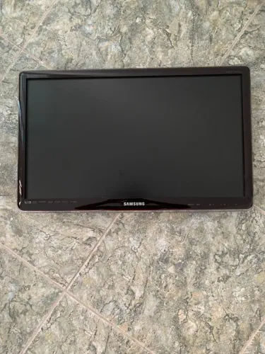 Televisão 24 polegadas com suporte de parede 