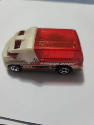Carro de coleção Hot Wheels - Ambulância