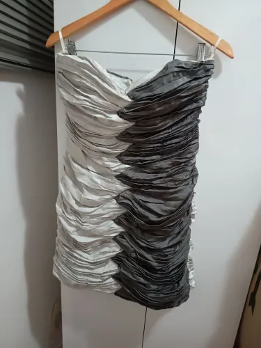 Vestido de Auto Luxo Drapeado Bicolor Cinza Claro e Grafite 