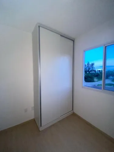 Guarda roupa com portas de correr 2,20 altura 1,10 de largura e 54 de profundidade 
