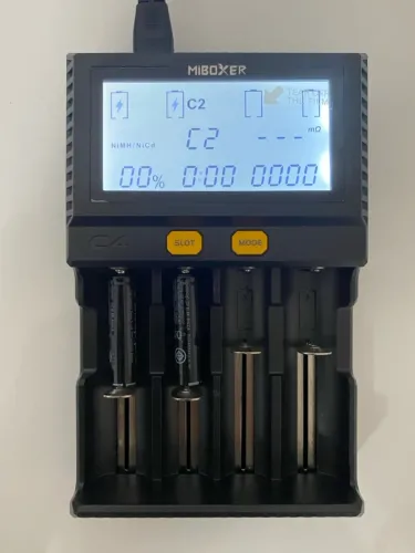CARREGADOR DE PILHAS MIBOXER C4