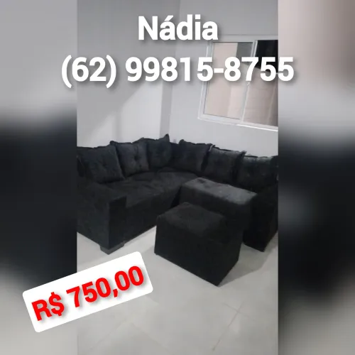 Sofá de canto preto com puff suede
