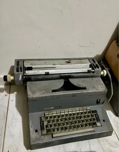 Máquina De Escrever Antiga Olivetti Teknne 3