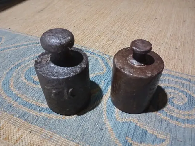 peso antigo em ferro 2 pesos por 170,00 cada um tem 5 kilo