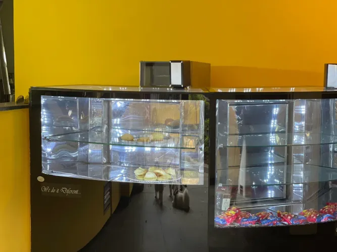 Vendo  Móveis e Equipamentos para Lanchonete de Alto Padrão Completa
