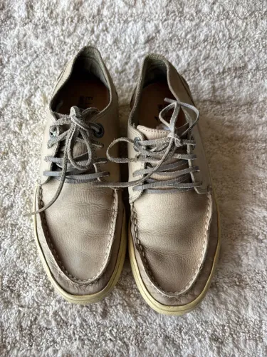 Sapatos de couro bege