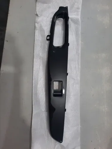 Moldura Botão Traseiro Esquerdo Toyota Yaris 2019 em diante