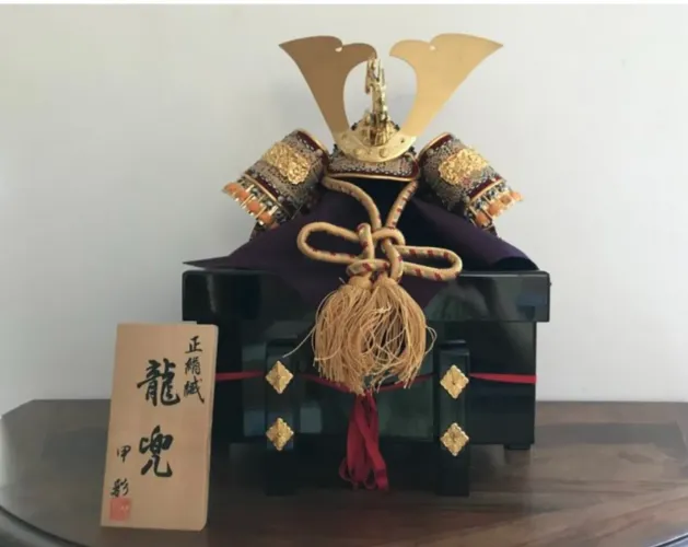 KABUTO- Madeira Lacada , Metal Dourado, Seda, Japão-segunda metade do século XX
