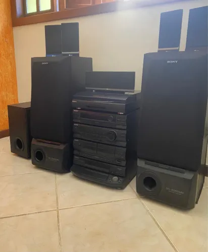 Caixa de som SONY com toca disco