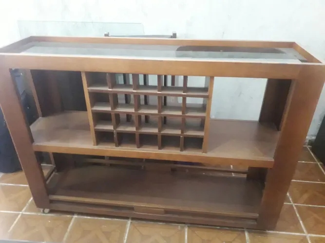 Barzinho em cor mogno ótimo estado 