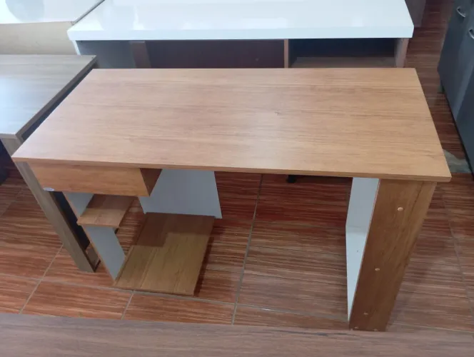 Escrivaninha nova em oferta
