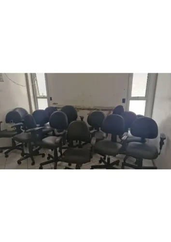 Cadeira secretária com braço giratória