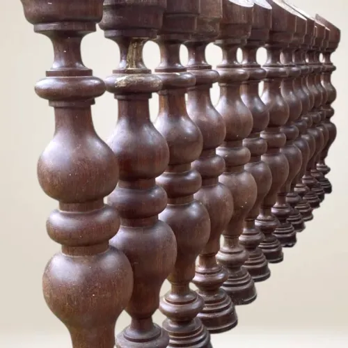 Balaústres e corrimão de madeira 