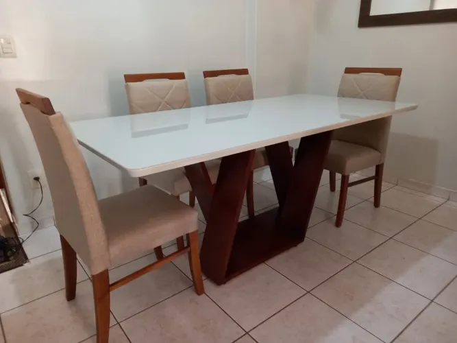 Mesa de Jantar Moderna com 4 Cadeiras de madeira