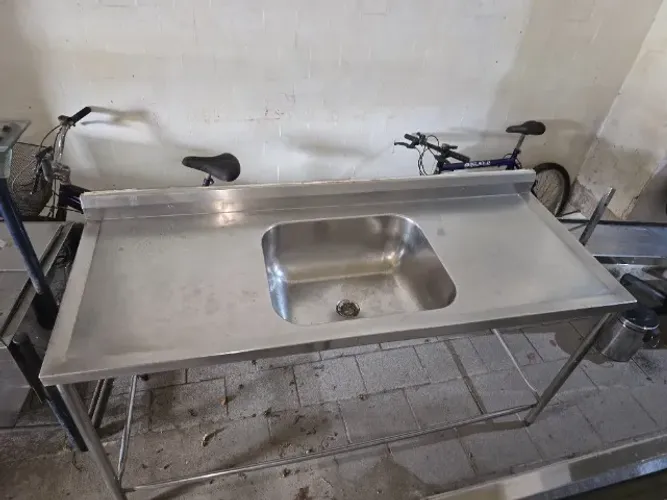 Bancadas Inox lisas ou com cubas simples e duplas de 1,80 à 3,30m a partir de 