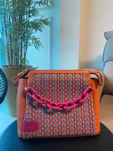 Bolsa Arezzo Colorida com Corrente Rosa