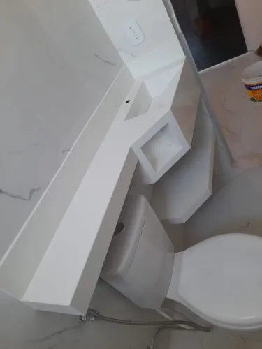 Pia de banheiro em porcelanato branco